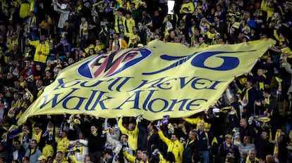 La aficin del Villarreal homenaje a las vctimas del desastre de Hillsborough en su encuentro contra el Liverpool en 2016.