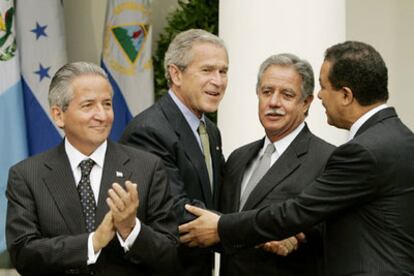 Los presidentes de EE UU y República Dominicana se saludan entre los de Honduras (izquierda) y Guatemala.