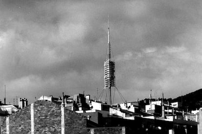 <b>Norman Foster.</b> Carretera de Vallvidrera al Tibidabo, s/n. Construïda per als Jocs Olímpics del 1992 segons un projecte de l'arquitecte britànic Norman Foster, l'esvelta torre de comunicacions de Barcelona s'ha convertit en un dels símbols de la transformació urbanística de la ciutat. Amb una alçària total de 288 metres, té un mirador a 115 metres amb panoràmiques que van des del Mediterrani fins a la serra del Cadí.