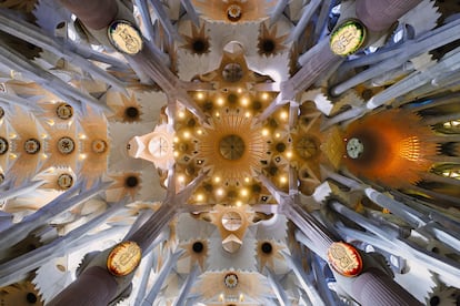 En esta imagen se aprecia bien la estructura de las cuatro torres en el crucero de la nave central de la Sagrada Familia. Gaudí contempló que en la base de las torres se identificara el nombre, en catalán, del evangelista que representa cada una de ellas. 