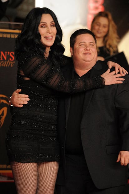 Chaz Bono, abrazado por su madre, Cher.