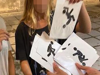 Dos niñas eligen unas hojas con posturas sexuales en la gincana sobre educación sexual organizada por el Servicio de Juventud del Ayuntamiento de Vilassar de Mar (Barcelona).