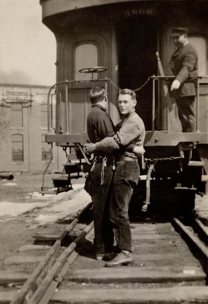 Una pareja se abraza. Además del fotógrafo, que siempre es testigo de este amor, en este caso un ferroviario también está presente en la escena. No son extrañas las imágenes con trenes, locomotoras y demás elementos del ferrocarril de fondo. Las instantáneas de la colección están fechadas desde la mitad del siglo XIX, momento de auge de este medio de transporte en Estados Unidos.