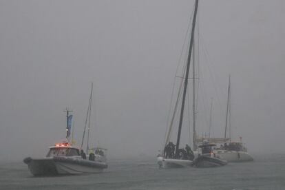 La embarcación del American Magic New York Yacht Club se dirige a puerto después de anularse la primera regata de la preliminar de la Copa del América en Vilanova i la Geltrú.