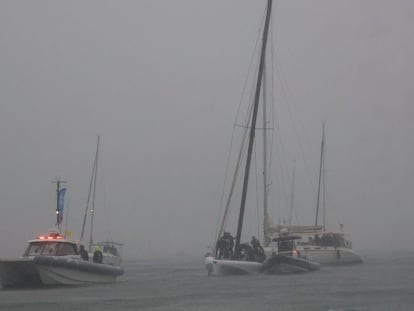 La embarcación del American Magic New York Yacht Club se dirige a puerto después de anularse la primera regata de la preliminar de la Copa del América en Vilanova i la Geltrú.