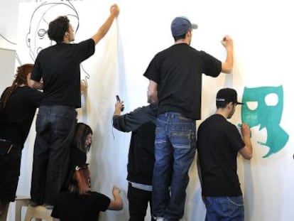 Jóvenes en los talleres del Salón del Cómic de Granada.