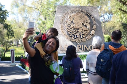 Un grupo de personas visita la residencia oficial de Los Pinos.