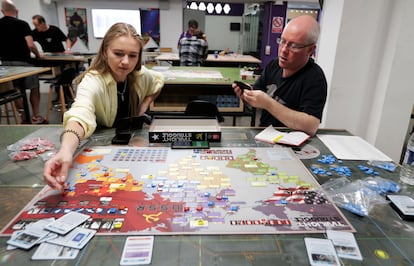 La sede de la asociación Battle Bunker de Vitoria acoge una convención internacional de un clásico de los juegos de mesa, el Twilight Struggle.