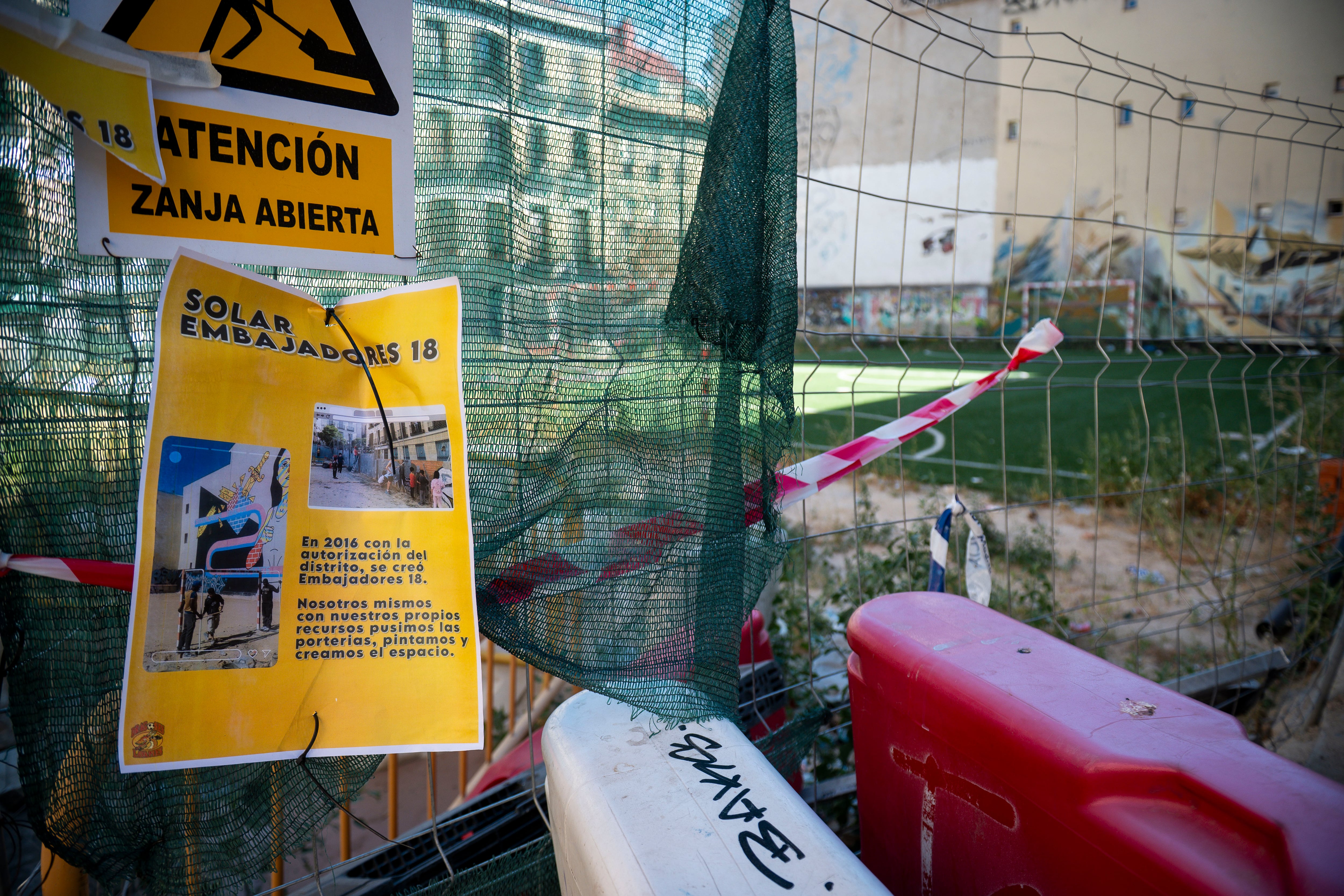 Obras en la parcela de Embajadores 18, donde entrena el club de barrio Dragones de Lavapiés.
