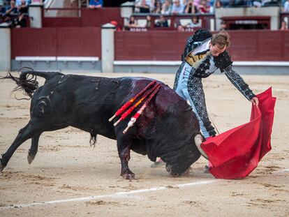 Román, durante la pasada Feria de San Isidro, ante un toro de Fuente Ymbro.