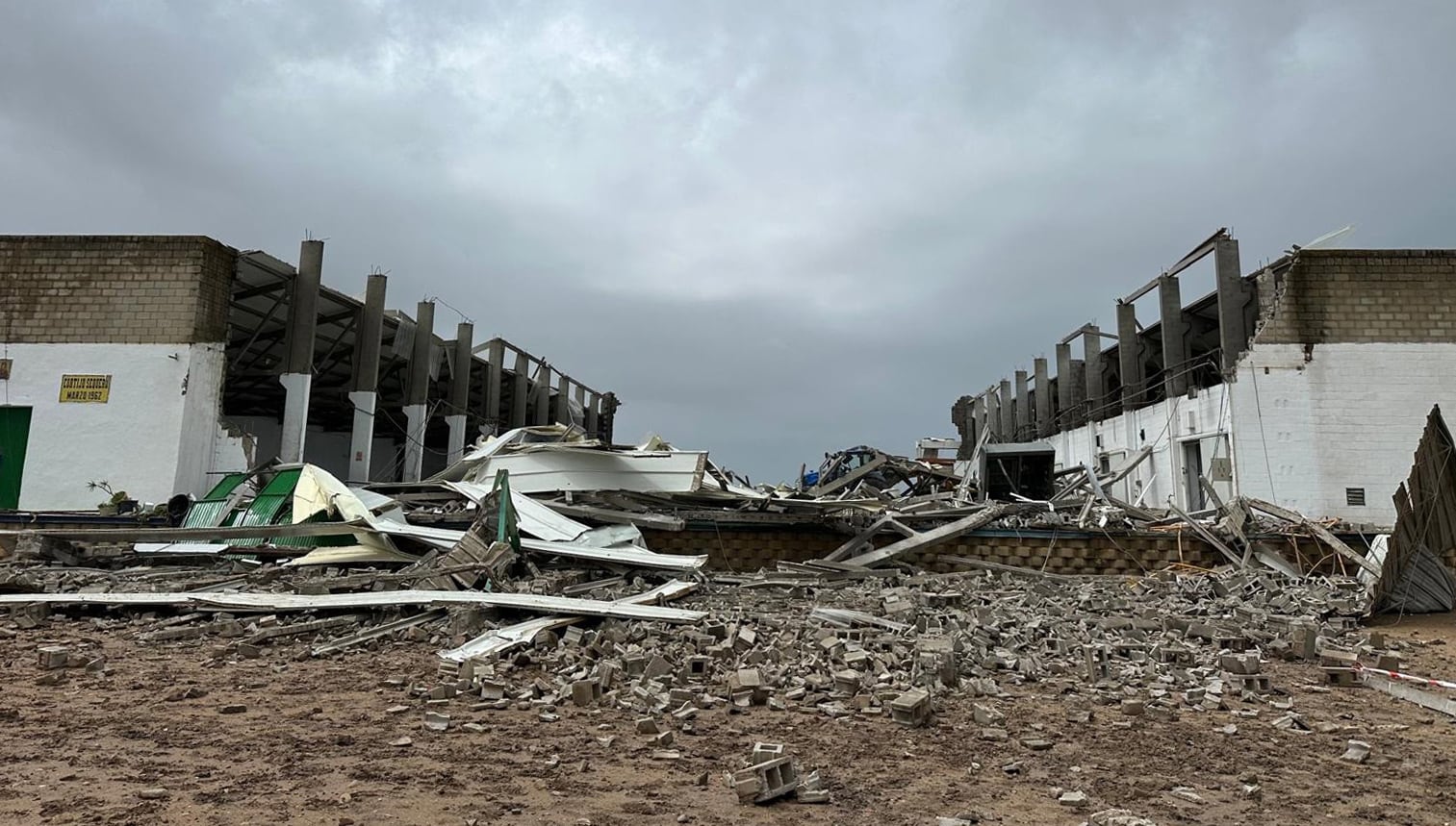 Estado en el que quedó la nave destruida por el tornado en Coria del Río (Sevilla) el pasado 4 de abril. 
