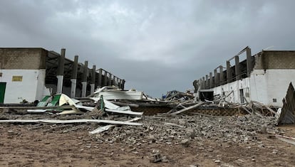 Estado en el que ha quedado la nave de Coria del Río derrumbada tras el incendio, este viernes.
