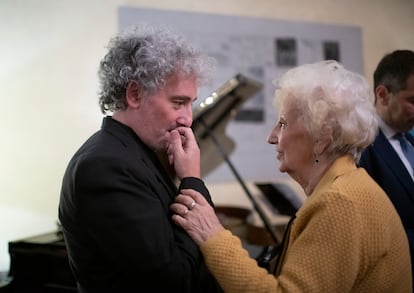 Estela de Carlotto charla con su nieto tras el homenaje.