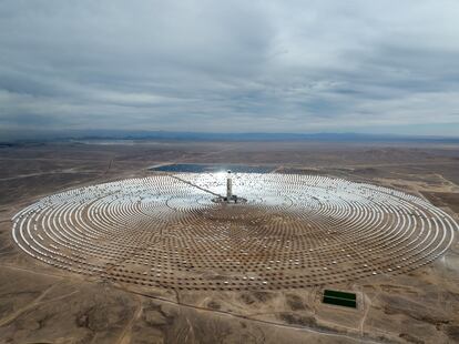 enorme planta de energía solar en la cima del desierto de Atacama.