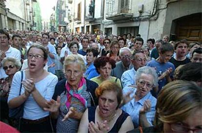 Numerosos vecinos de Sangüesa acudieron a las concentraciones de repulsa por el atentado terrorista.