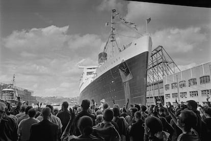 The Queen Mary leaving New York on her final voyage.
