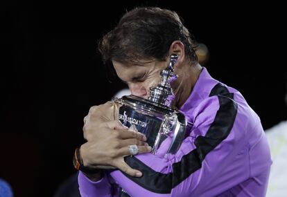 El manacorí abraza el trofeo del US Open después de ganar al ruso Medvedev.