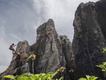 Escalada en el Cerro del Hierro, en el parque natural de la Sierra Norte de Sevilla.