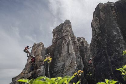 Escalada en el Cerro del Hierro, en el parque natural de la Sierra Norte de Sevilla.