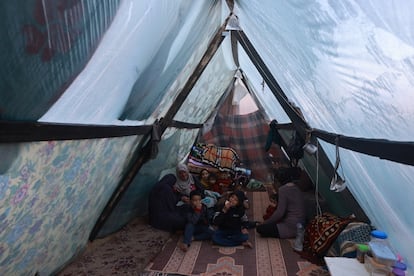 Una familia palestina desplazada en el interior de su tienda de campa?a en la ciudad de Al-Shaboura, en Rafah, al sur de Gaza.