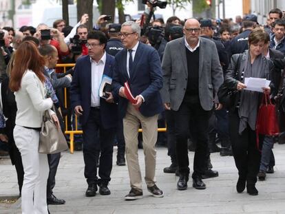 Arribada al Tribunal Suprem de Joan Josep Nuet, Lluís Corominas i Anna Simó, membres de la Mesa del Parlament.