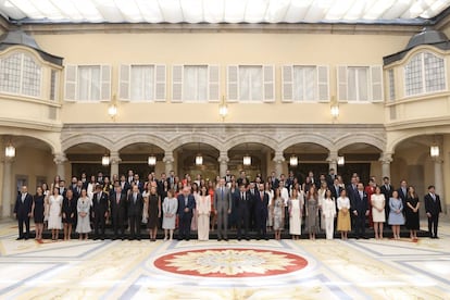 El rey Felipe VI, la ministra de Justicia, Pilar Llop y la decana del Colegio de Registradores, María Emilia Adán, en la foto de familia con las dos últimas promociones de registradores.