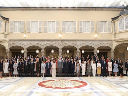 El rey Felipe VI, la ministra de Justicia, Pilar Llop y la decana del Colegio de Registradores, María Emilia Adán, en la foto de familia con las dos últimas promociones de registradores.