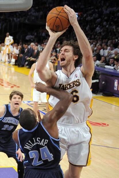 Gasol se dispone a lanzar a canasta.