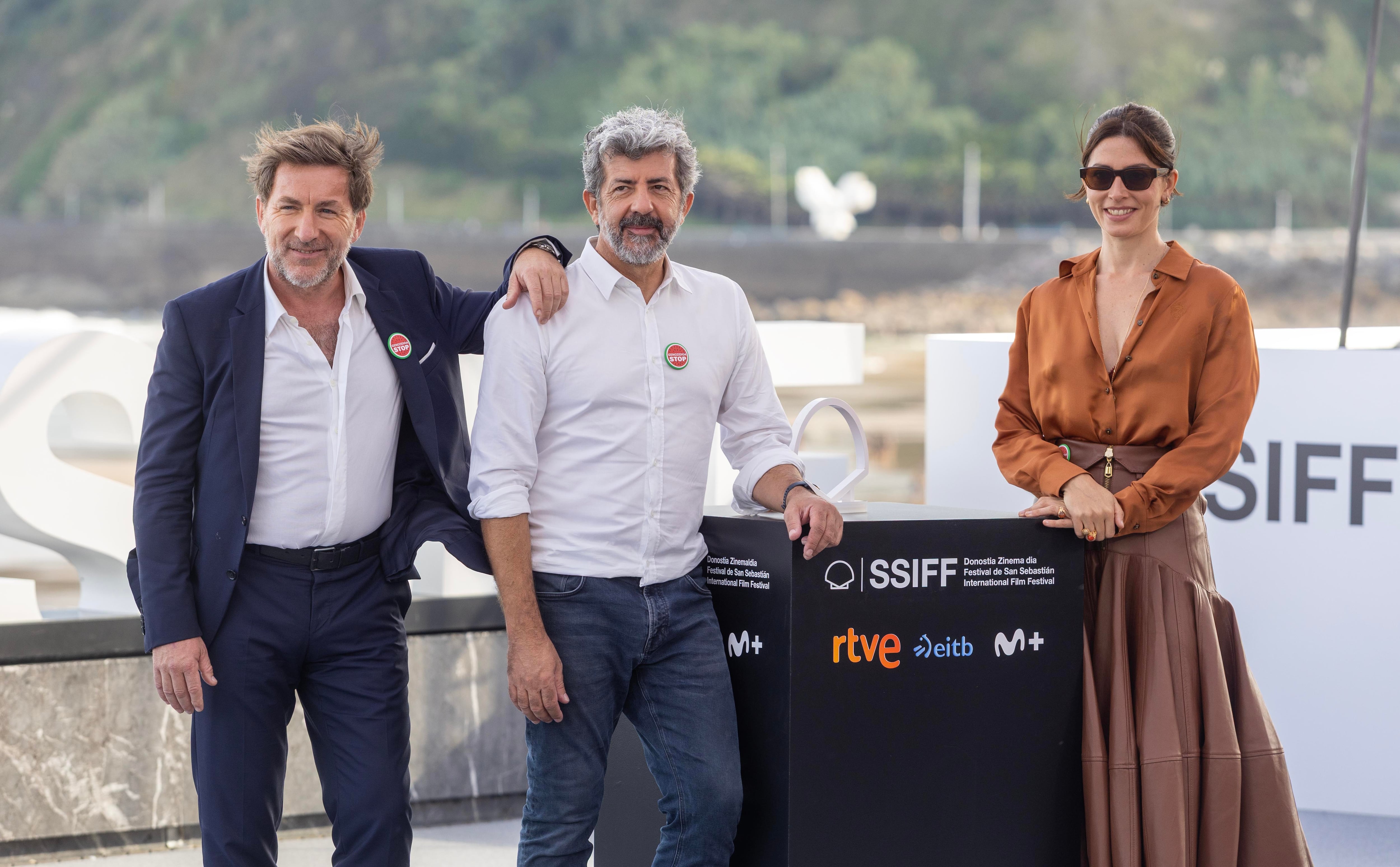 Antonio de la Torre, Alberto Rodríguez y Bárbara Lennie, en San Sebastián.