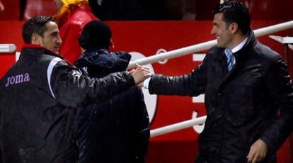 Manolo Jiménez y Míchel se saludan la semana pasada en el estadio Sánchez Pizjuán antes del Sevilla-Getafe de la ida.