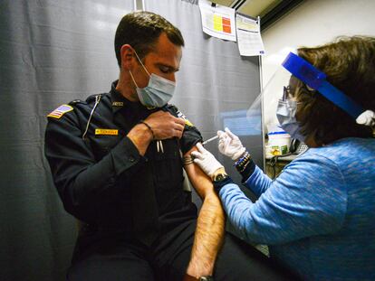 Un oficial de policía recibe la vacuna de BioNTech el pasado 17 de diciembre en el Estado de Vermont (EE UU).