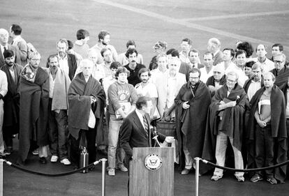 El entonces vicepresidente de EE UU, George H. W. Bush (centro), en la base militar de Rhein-Main en julio de 1985. Como presidente, la política exterior de Bush padre se concibió siempre desde la 'realpolitik' y combinó la cautela con la fuerza. Firmó con Mijaíl Gorbachov en 1991 el tratado para la reducción de armas nucleares. En la Guerra de Golfo impulsó una coalición militar de más de una treinta de países que logró expulsar rápidamente a Sadam Hussein de Kuwait en 1991.