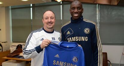 Demba Ba posa con Benítez y la camiseta del Chelsea.