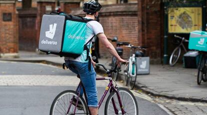 Un riders de Deliveroo haciendo un transporte.