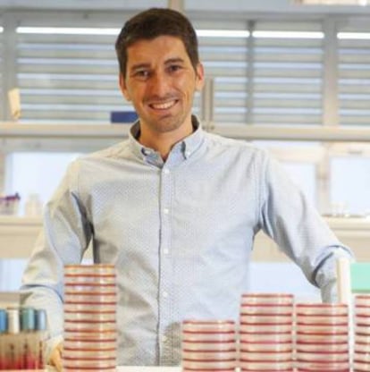El metge Oriol Mitjà, que liderarà l'estudi sobre el coronavirus, als laboratoris de l'Hospital Germans Trias i Pujol de Badalona.