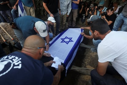 Familia y amigos de Yosef Vahav, de 65 años, que fue asesinado por el grupo Hamás, asisten a su funeral en Beit Guvrin, este martes en Israel.