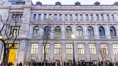 Decenas de personas hacen cola para comprar Letras del Tesoro en el Banco de España en febrero de 2023, en Madrid.