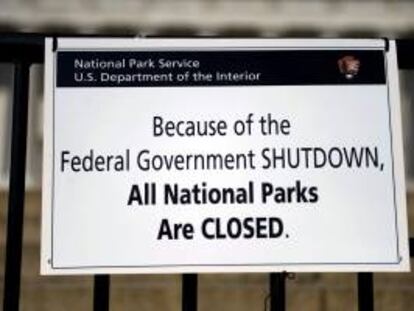 Vista de un cartel que prohíbe el acceso al Memorial Lincoln, en Washington (Estados Unidos).