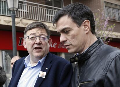 El secretario general del PSOE, Pedro Sánchez, habla con el presidente de la Generalitat valenciana, Ximo Puig (izquierda de la imagen) durante una reciente visita a Valencia.