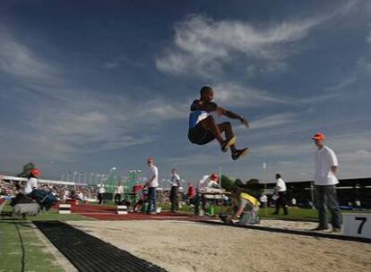 Irving Saladino, el pasado sábado en Hengelo (Holanda), en el momento de saltar 8,73 metros.
