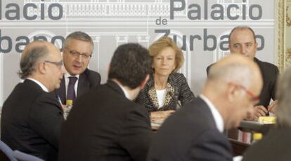 Reunión de la comisión anticrisis. De frente, Blanco, Salgado y Sebastián. Ante ellos, Montoro, Nadal (PP) y Duran Lleida (CiU).