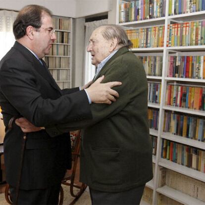 Miguel Delibes, de 89 años, recibe en su domicilio de Valladolid la Medalla de Oro de Castilla y León, impuesta por su presidente Juan Vicente Herrera