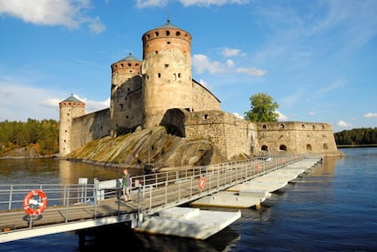 <a href="https://www.visitfinland.com/" target="_blank">Finlandia</a> es el país de los mil lagos, pero eso es decir poco: hay decenas de miles. Ya solo la región lacustre del sur del país es un sueño para los aficionados a la navegación. Ya sea en el antiguo barco de vapor que sale de Kuopio o de Savonlinna (en la foto), o a fuerza de brazos y remos en piragua, este gran mundo azul en el que se reflejan densas nubes blancas, rodeado del intenso verde de los bosques, es un sueño de verano que, una vez acabado el día, se prolonga en una rústica cabaña asomada a las aguas de un lago.