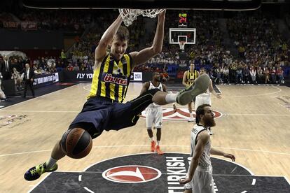 Vesely, del Fenerbahçe, machaca el aro.