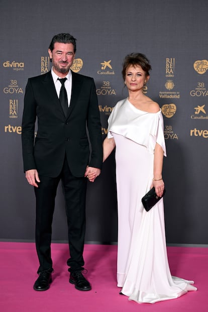 El director Julio Medem y su pareja, la directora de arte Montse Sanz, han sido de los primeros en pisar la alfombra.