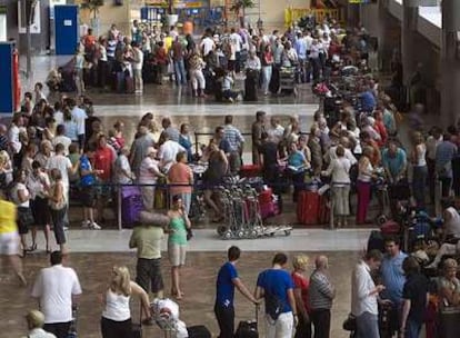 Cientos de pasajeros, afectados por la quiebra de XL en el aeropuerto de Tenerife.