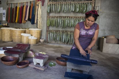 Juana Gutiérrez muele añil para teñir sus textiles.