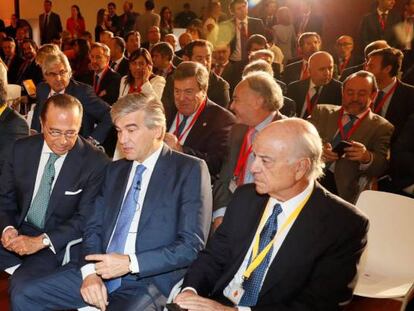 El vicepresidente y CEO de Abertis, Francisco Reynés, en el centro de la imagen, el presidente del BBVA, Francisco González, a la derecha y el presidente IAG, Antonio Vázquez, entre los participantes en la Cumbre Española de la Confianza, hoy en el Museo Reina Sofía de Madrid.