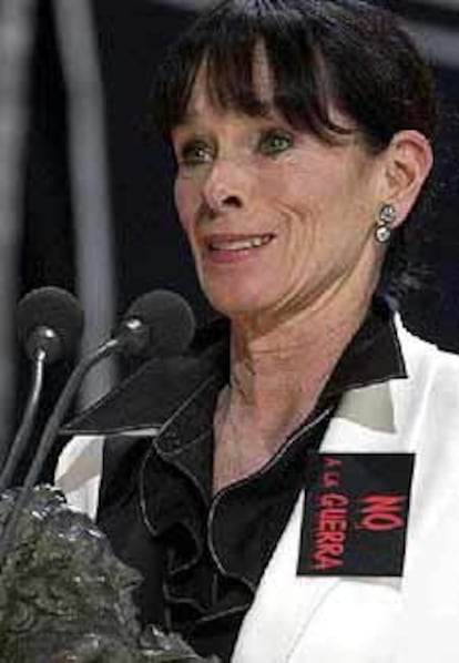 La actriz Geraldine Chaplin pronuncia unas palabras tras recibir el Goya a la Mejor Actriz de Reparto por <i>En la ciudad sin límites</i>, durante la gala de la XVII edición de los Premios Goya celebrada esta noche en el Palacio Municipal de Congresos del Campo de las Naciones de Madrid.