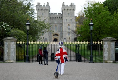 A rainha Elizabeth II encontrava-se no castelo de Windsor durante a apresentação de seu oitavo bisneto, que conhecerá nesta tarde